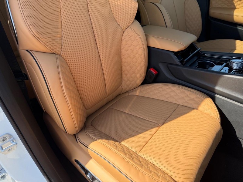 Jeep Grand Cherokee Vehicle Full-screen Gallery Image 18