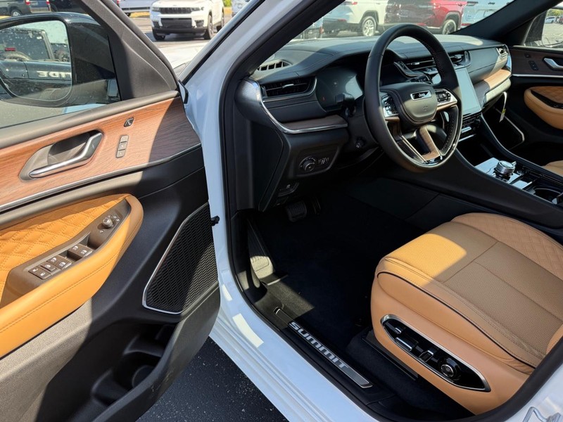 Jeep Grand Cherokee Vehicle Full-screen Gallery Image 19