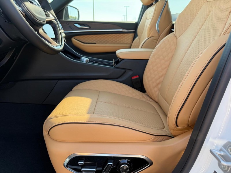 Jeep Grand Cherokee Vehicle Full-screen Gallery Image 20