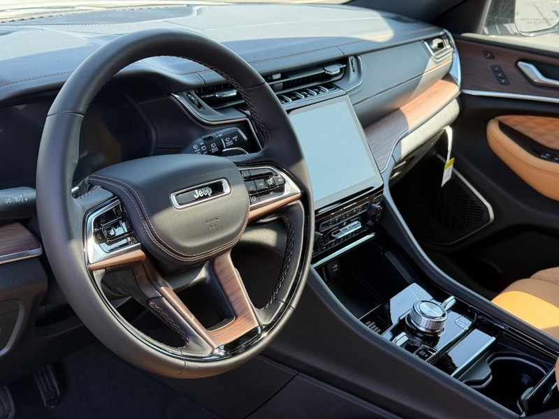 Jeep Grand Cherokee Vehicle Full-screen Gallery Image 21