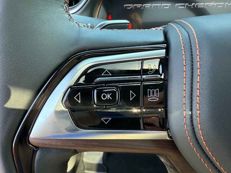 Jeep Grand Cherokee Vehicle Full-screen Gallery Image 22