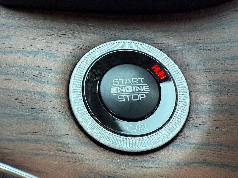 Jeep Grand Cherokee Vehicle Full-screen Gallery Image 24