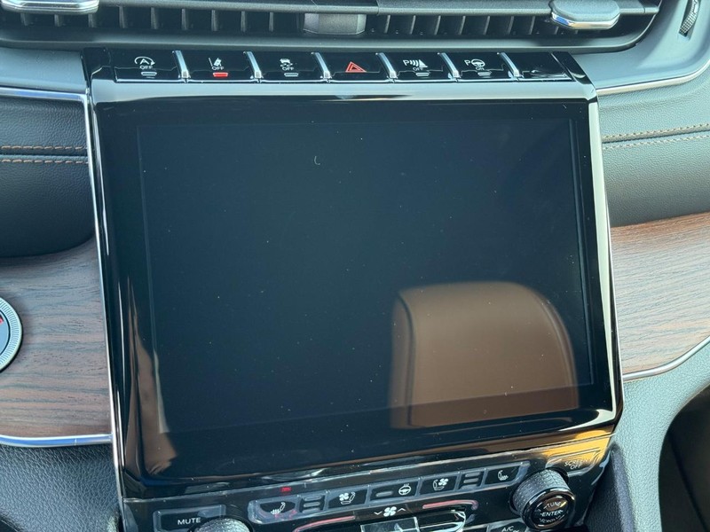 Jeep Grand Cherokee Vehicle Full-screen Gallery Image 26