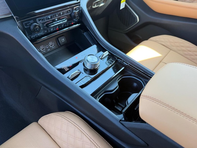 Jeep Grand Cherokee Vehicle Full-screen Gallery Image 28