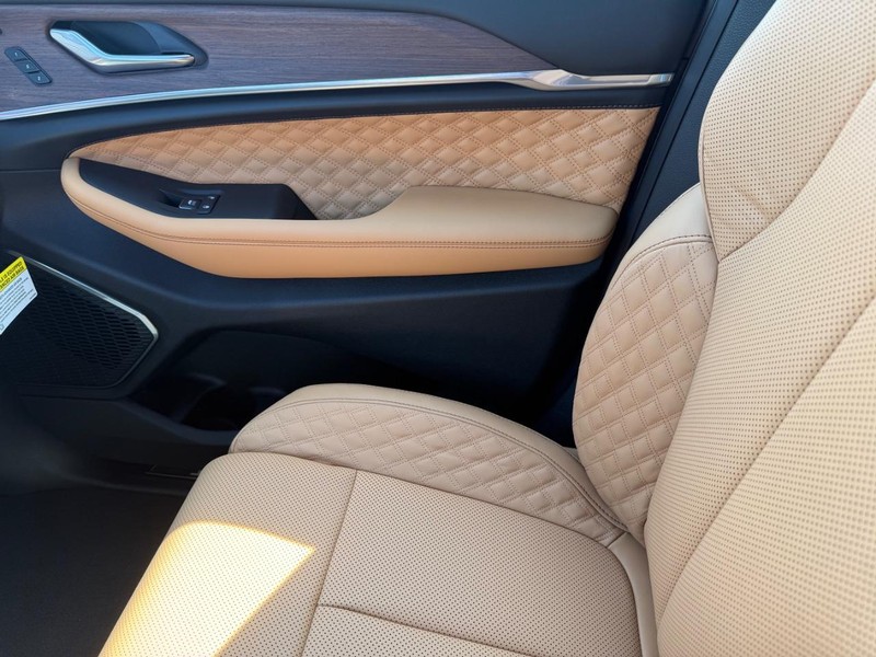 Jeep Grand Cherokee Vehicle Full-screen Gallery Image 29