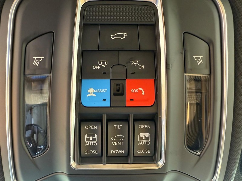 Jeep Grand Cherokee Vehicle Full-screen Gallery Image 30