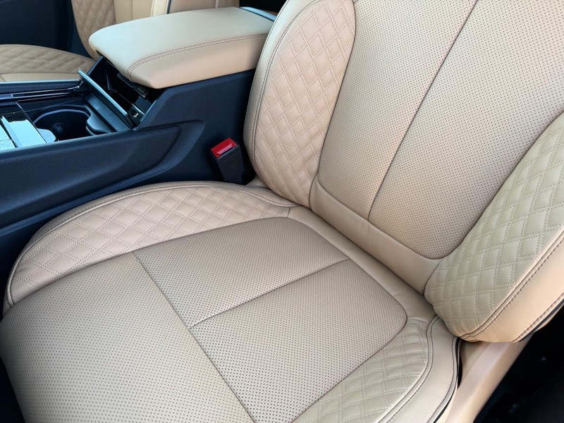 Jeep Grand Cherokee Vehicle Full-screen Gallery Image 32