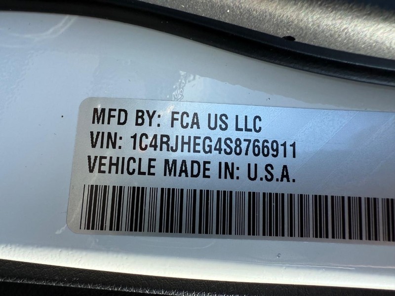 Jeep Grand Cherokee Vehicle Full-screen Gallery Image 33