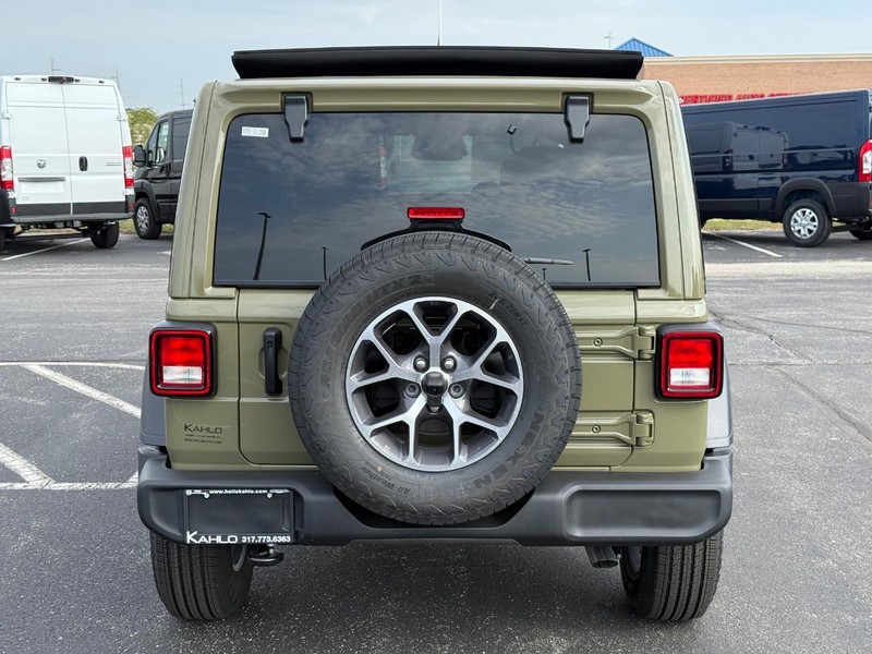 Jeep Wrangler Vehicle Full-screen Gallery Image 4