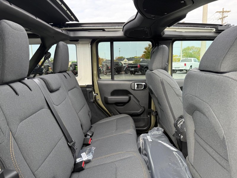 Jeep Wrangler Vehicle Full-screen Gallery Image 11