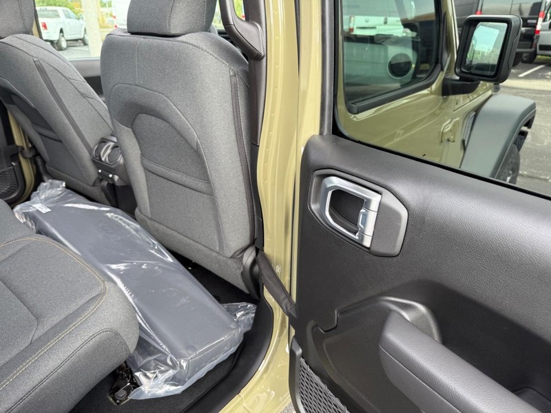 Jeep Wrangler Vehicle Full-screen Gallery Image 12