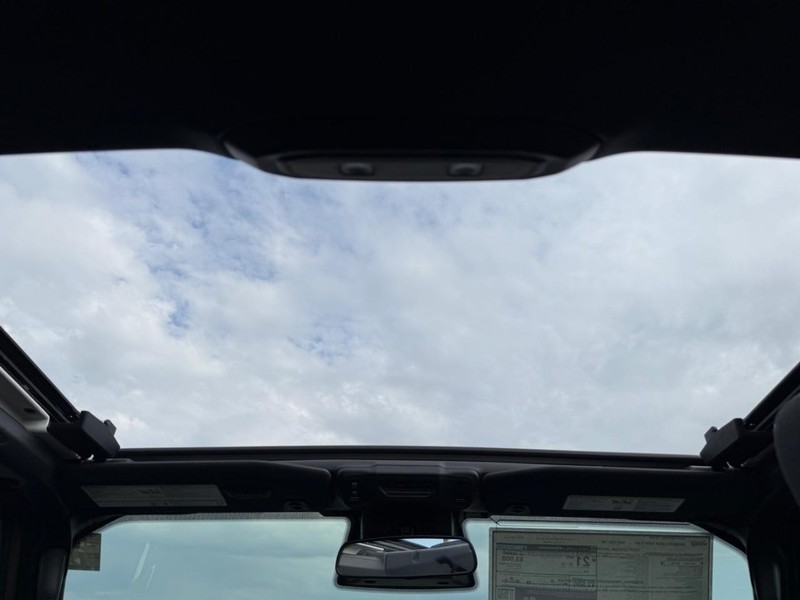 Jeep Wrangler Vehicle Full-screen Gallery Image 13