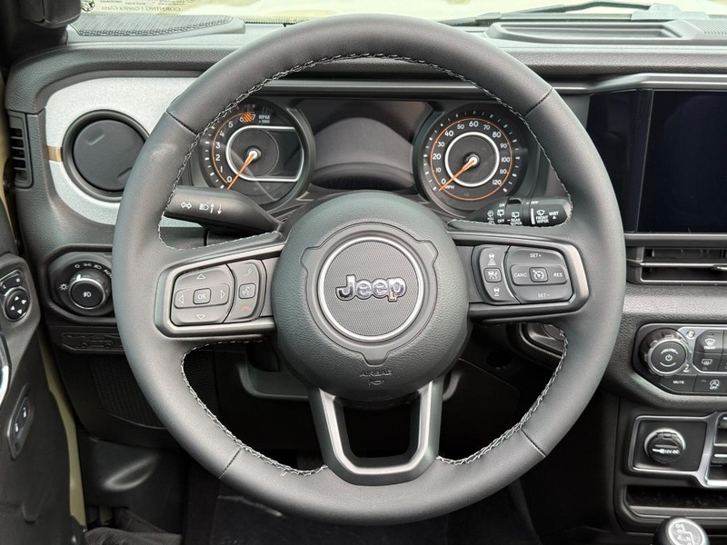 Jeep Wrangler Vehicle Full-screen Gallery Image 15