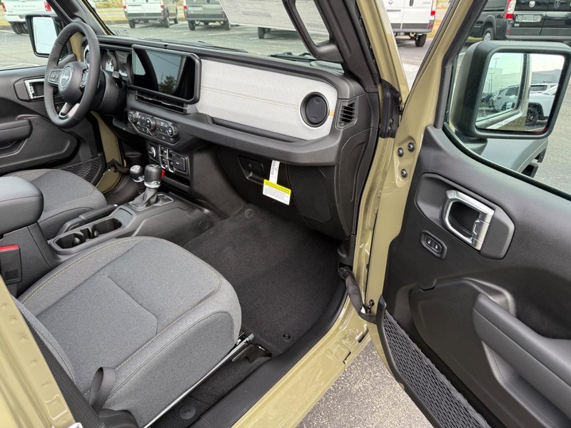 Jeep Wrangler Vehicle Full-screen Gallery Image 16