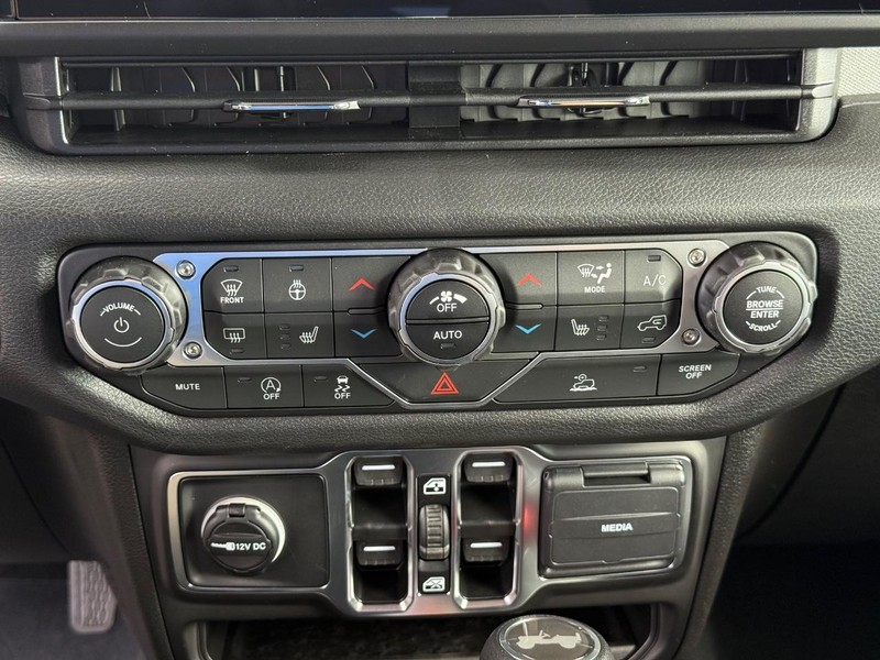 Jeep Wrangler Vehicle Full-screen Gallery Image 24