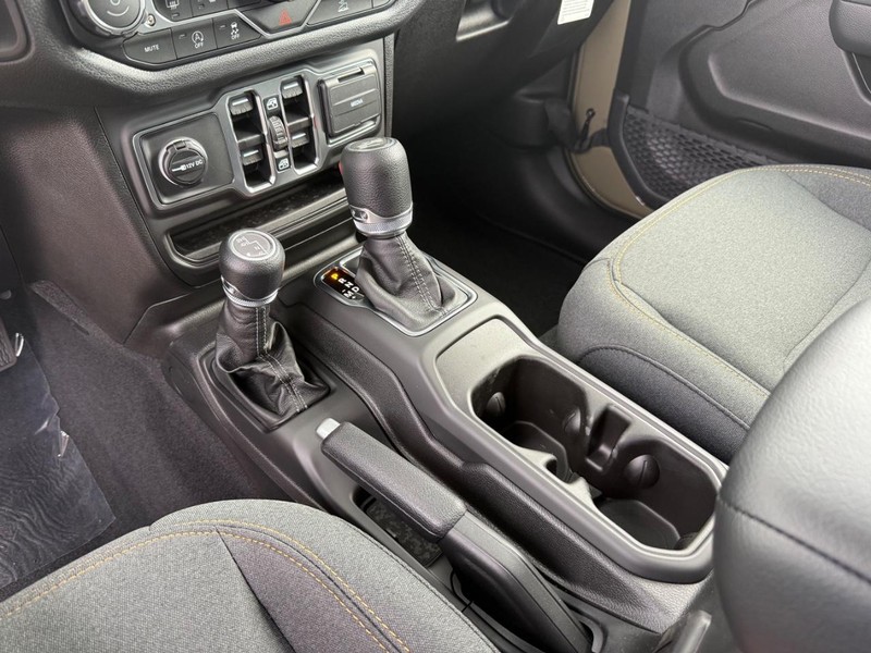 Jeep Wrangler Vehicle Full-screen Gallery Image 25