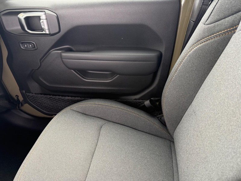 Jeep Wrangler Vehicle Full-screen Gallery Image 26