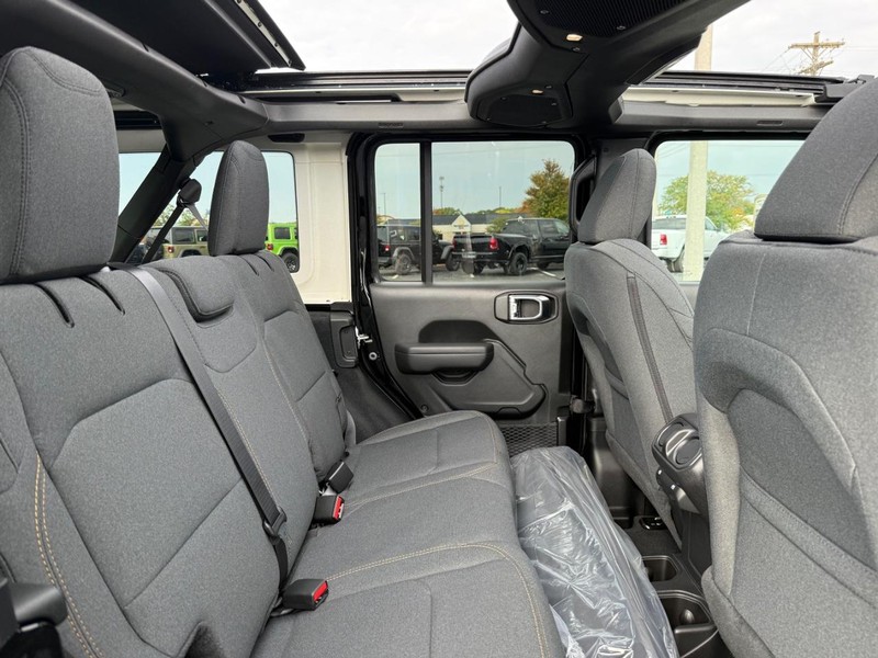 Jeep Wrangler Vehicle Full-screen Gallery Image 11