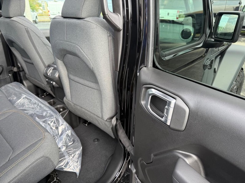 Jeep Wrangler Vehicle Full-screen Gallery Image 12