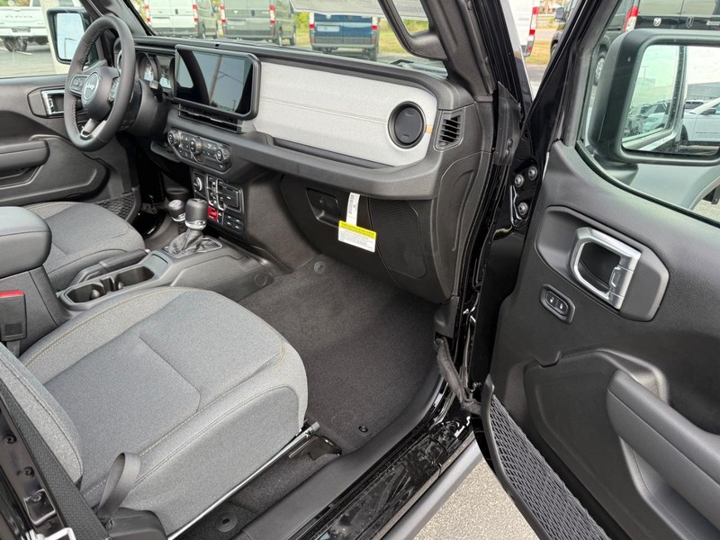 Jeep Wrangler Vehicle Full-screen Gallery Image 16