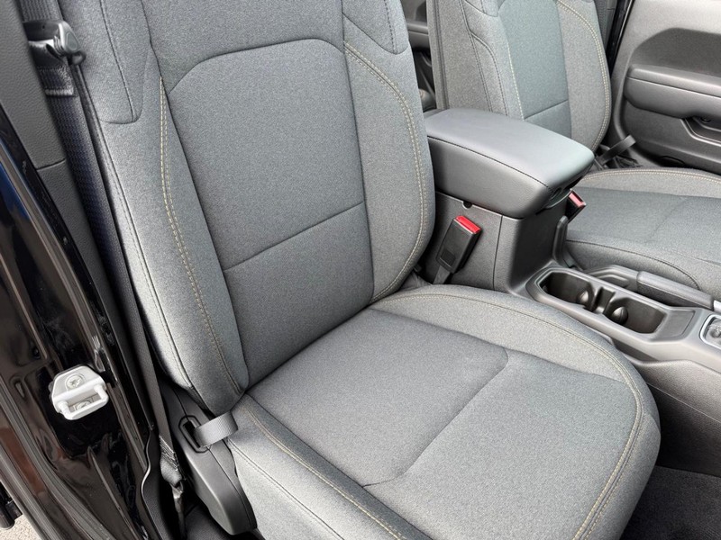 Jeep Wrangler Vehicle Full-screen Gallery Image 17