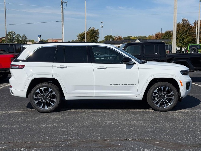 Jeep Grand Cherokee Vehicle Full-screen Gallery Image 2