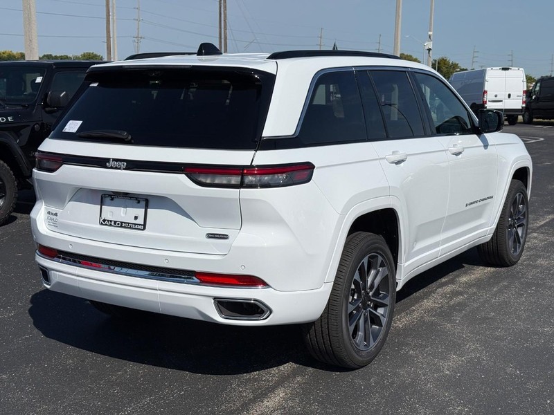 Jeep Grand Cherokee Vehicle Full-screen Gallery Image 3