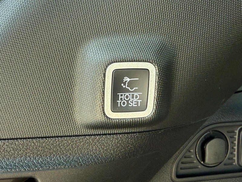 Jeep Grand Cherokee Vehicle Full-screen Gallery Image 8