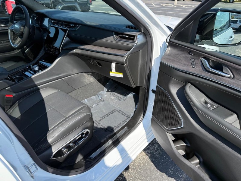 Jeep Grand Cherokee Vehicle Full-screen Gallery Image 16