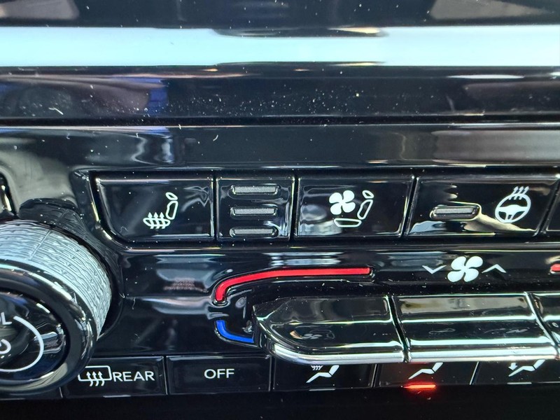 Jeep Grand Cherokee Vehicle Full-screen Gallery Image 24