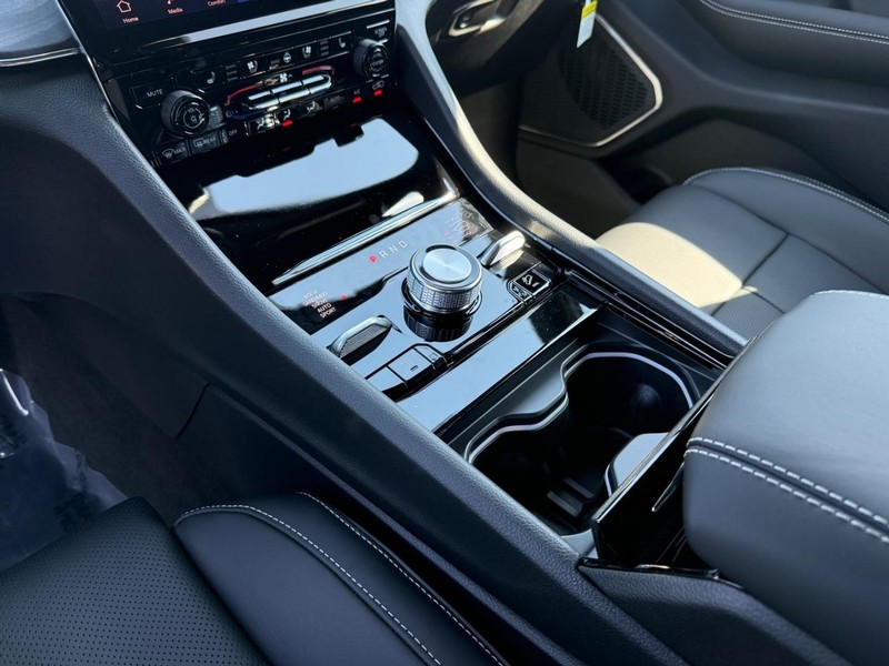 Jeep Grand Cherokee Vehicle Full-screen Gallery Image 28