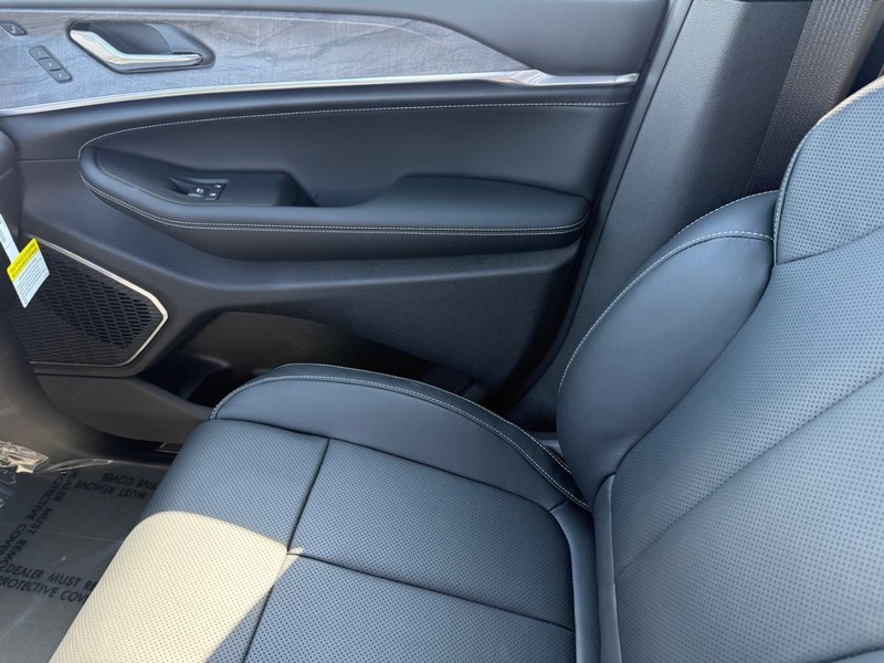 Jeep Grand Cherokee Vehicle Full-screen Gallery Image 29