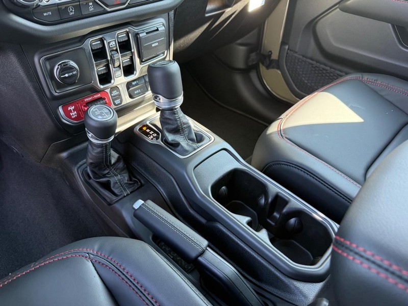 Jeep Gladiator Vehicle Full-screen Gallery Image 26