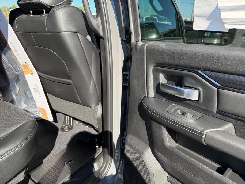 Ram 2500 Vehicle Full-screen Gallery Image 11