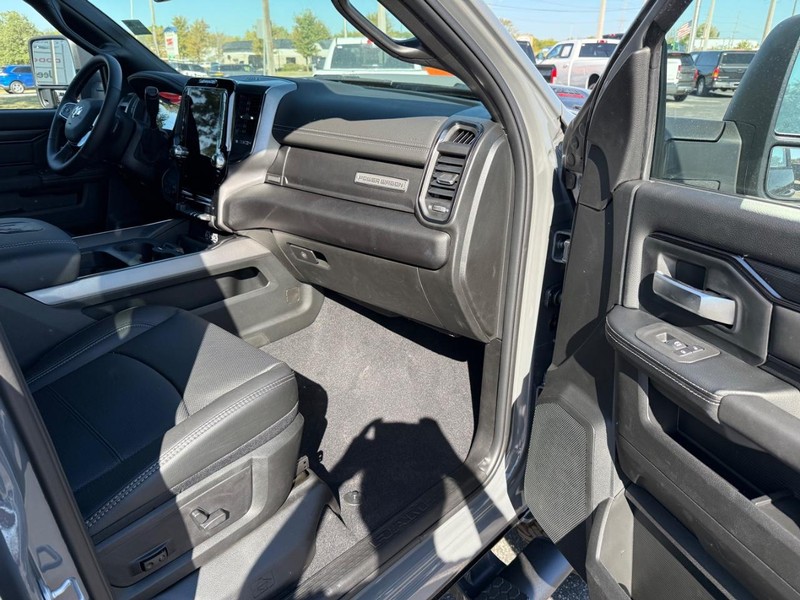 Ram 2500 Vehicle Full-screen Gallery Image 14