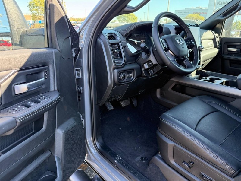 Ram 2500 Vehicle Full-screen Gallery Image 16