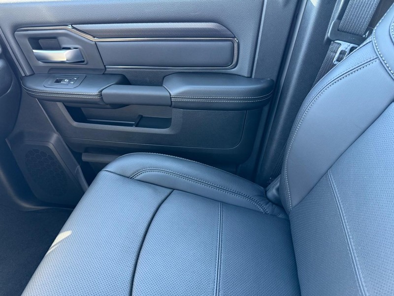 Ram 2500 Vehicle Full-screen Gallery Image 26