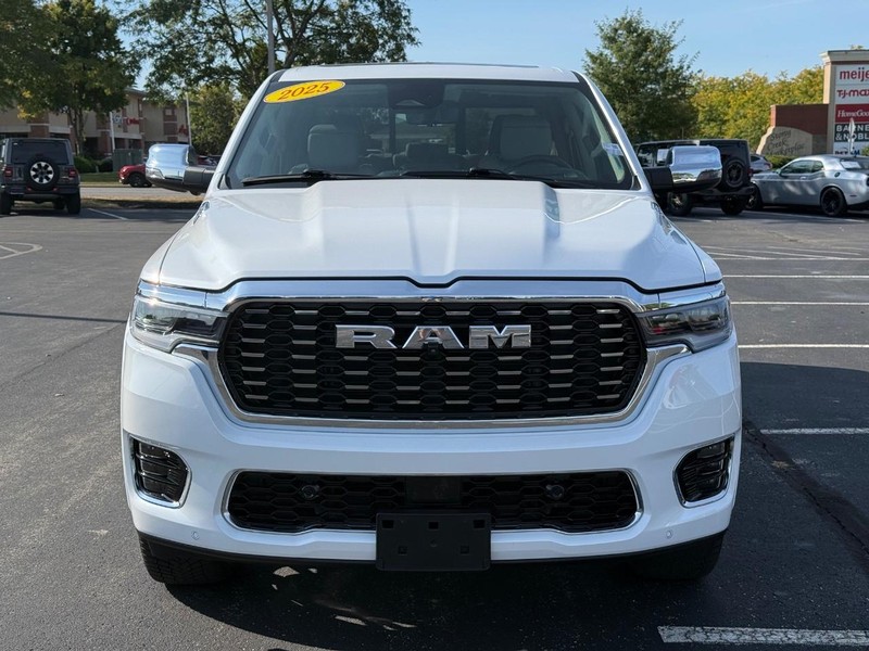 Ram 1500 Vehicle Full-screen Gallery Image 9