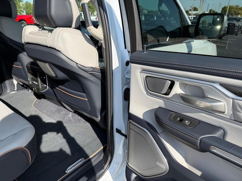 Ram 1500 Vehicle Full-screen Gallery Image 11