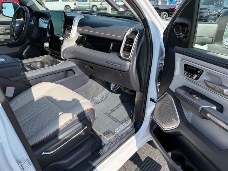 Ram 1500 Vehicle Full-screen Gallery Image 15