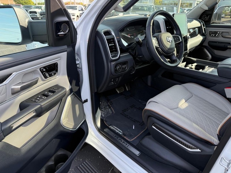 Ram 1500 Vehicle Full-screen Gallery Image 17