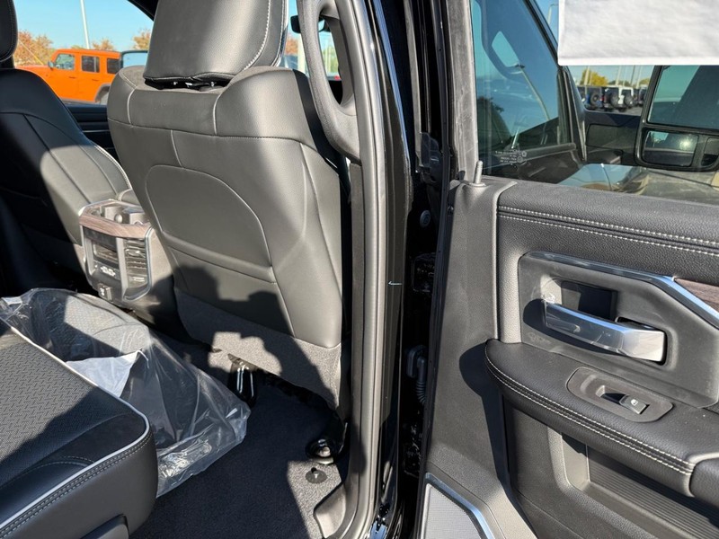 Ram 2500 Vehicle Full-screen Gallery Image 11