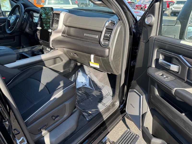 Ram 2500 Vehicle Full-screen Gallery Image 15