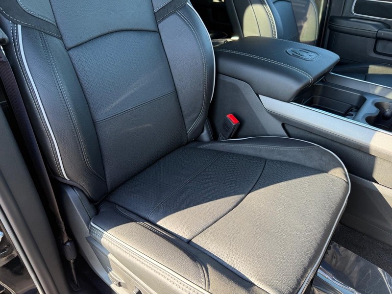 Ram 2500 Vehicle Full-screen Gallery Image 16