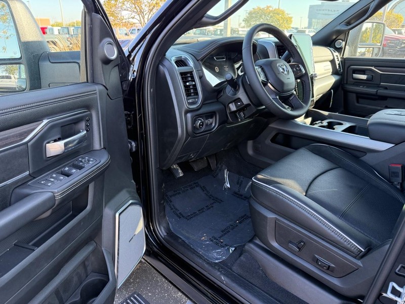 Ram 2500 Vehicle Full-screen Gallery Image 17