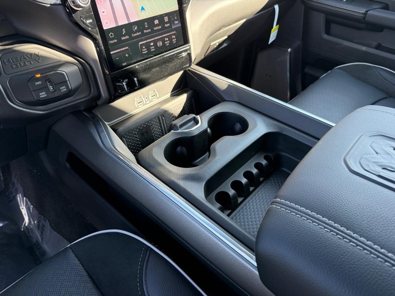 Ram 2500 Vehicle Full-screen Gallery Image 25