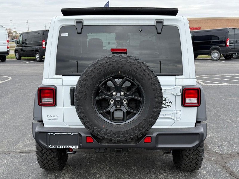 Jeep Wrangler Vehicle Full-screen Gallery Image 4