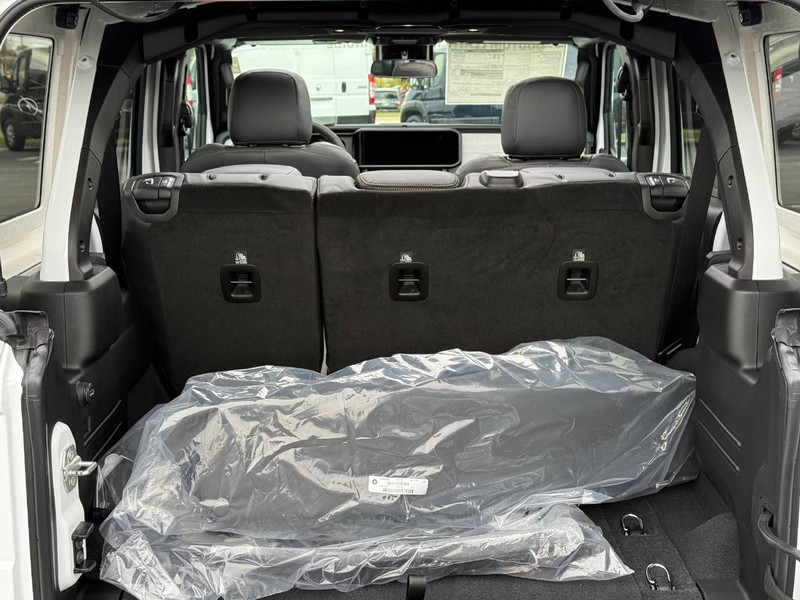 Jeep Wrangler Vehicle Full-screen Gallery Image 7