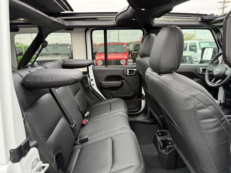 Jeep Wrangler Vehicle Full-screen Gallery Image 10