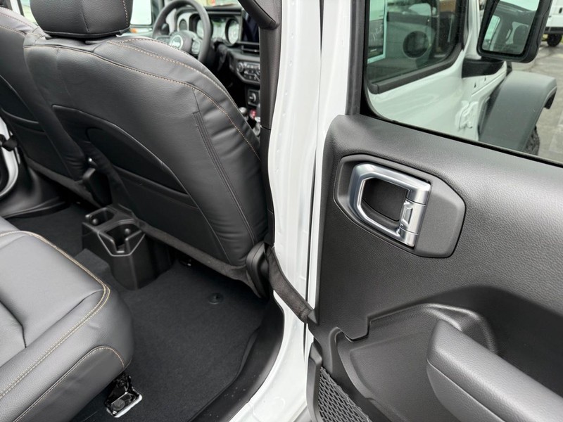 Jeep Wrangler Vehicle Full-screen Gallery Image 11